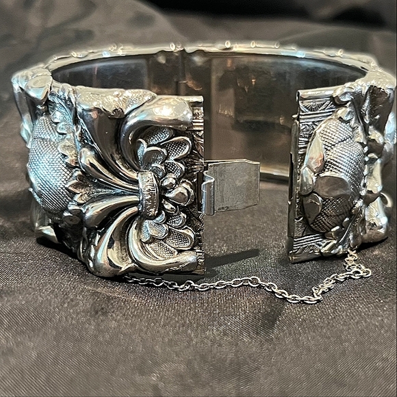 Rare Ornate Repousse Floral Hinged  Whiting & Davis Silvertone Cuff Brac… - Picture 3 of 11